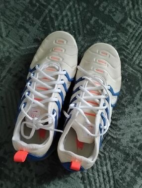Men White Air Vapormax Plus Sneakers with Blue and Coral Accents